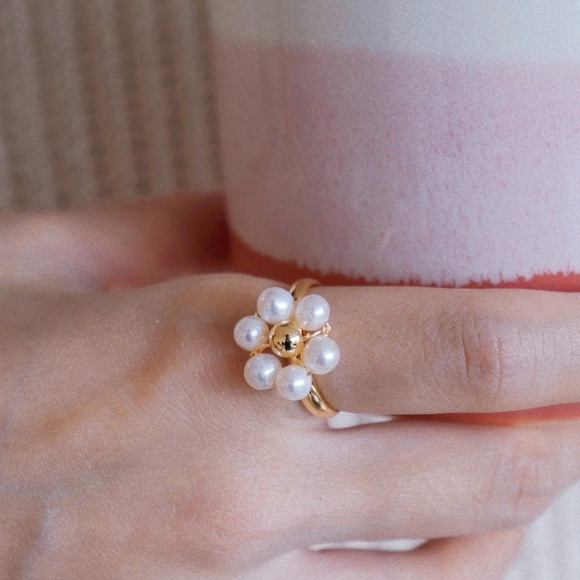Size 6 Pearl Daisy Ring - Picture 3 of 7